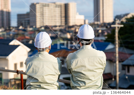 現場を支える若手とシニアの後ろ姿 136464044