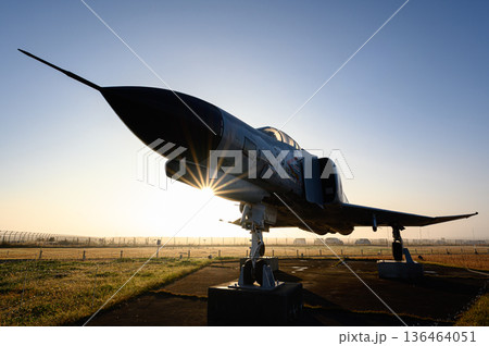 朝日に映える戦闘機　茨城空港 136464051