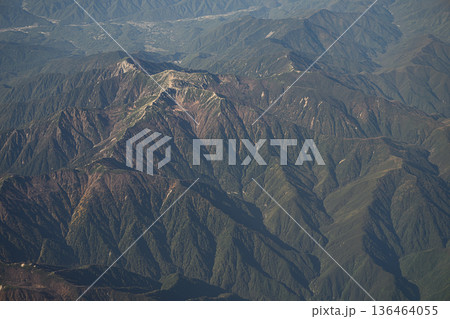 空から見る木曽山脈 中央アルプスの風景 空から見る木曽山脈 中央アルプスの風景 136464055