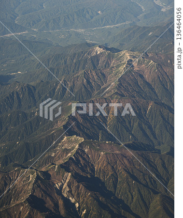 空から見る木曽山脈 中央アルプスの風景 空から見る木曽山脈 中央アルプスの風景 136464056