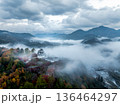 朝霧に包まれる錦秋の郡上八幡城を空撮 朝霧に包まれる錦秋の郡上八幡城を空撮 136464297