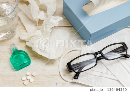 花粉症対策|眼鏡、薬、マスク、ティッシュ 花粉症対策|眼鏡、薬、マスク、ティッシュ 136464350