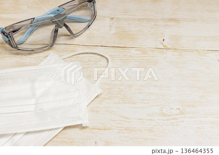 花粉症対策|マスクと保護眼鏡 花粉症対策|マスクと保護眼鏡 136464355