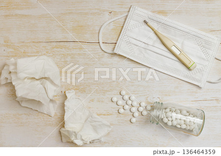 使ったティッシュに体温計とマスクと錠剤 136464359