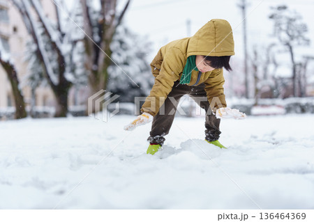 雪の公園で遊ぶ6歳の男の子 136464369
