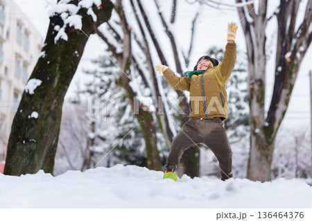 雪の公園で遊ぶ6歳の男の子 雪の公園で遊ぶ6歳の男の子 136464376