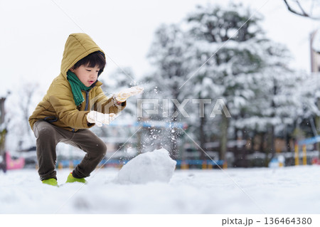 雪の公園で遊ぶ6歳の男の子 136464380
