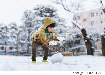 雪の公園で遊ぶ6歳の男の子 136464382