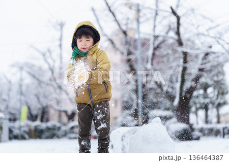 雪の公園で遊ぶ6歳の男の子 136464387