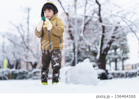 雪の公園で遊ぶ6歳の男の子 136464388