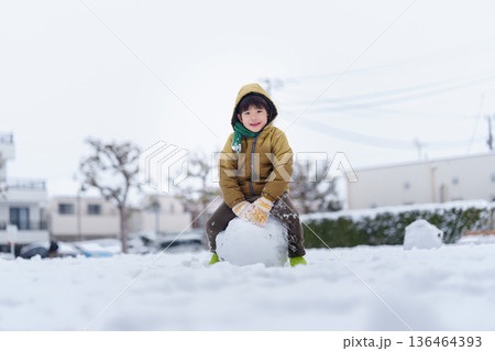 雪の公園で遊ぶ6歳の男の子 136464393
