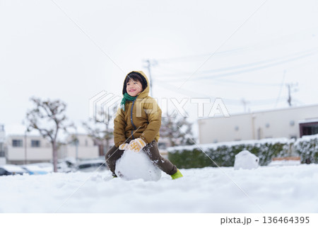 雪の公園で遊ぶ6歳の男の子 136464395