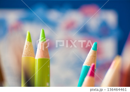 カラフルな色鉛筆 カラフルな色鉛筆 136464461