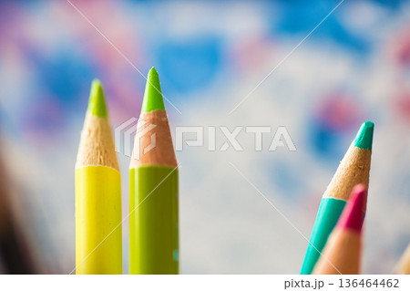 カラフルな色鉛筆 136464462