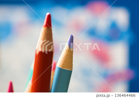 カラフルな色鉛筆 136464466