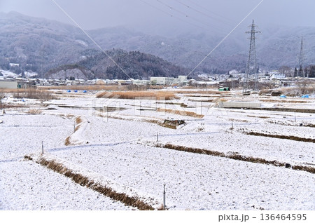 雪の降った田んぼ 136464595