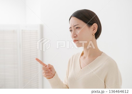 指を立てて怒る女性 指を立てて怒る女性 136464612