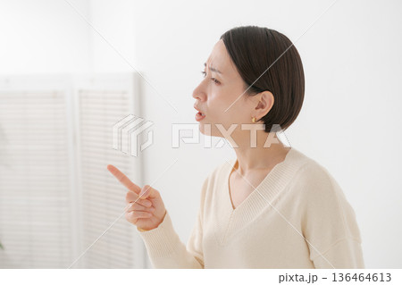 指を立てて怒る女性 指を立てて怒る女性 136464613