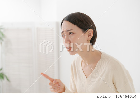 指を立てて怒る女性 136464614