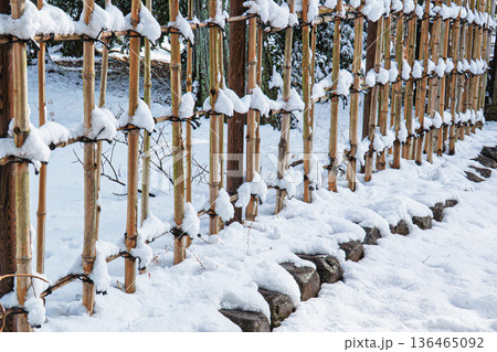 雪の竹垣 136465092