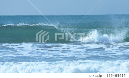 鎌倉・材木座海岸に立つターコイズの波 136465415