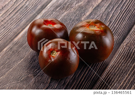 Raw juicy sweet tomato Kumato Raw juicy sweet tomato Kumato 136465561