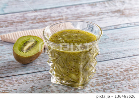 Sweet detox green kiwi smoothie 136465626