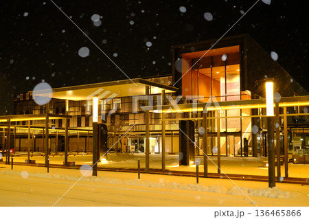 冬のJR高山駅東口(乗鞍口)の雪が舞う夜景 飛騨高山 冬のJR高山駅東口(乗鞍口)の雪が舞う夜景 飛騨高山 136465866