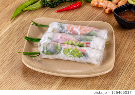 Vietnamese spring roll with prawn 136466037