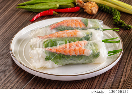 Vietnamese spring roll with prawn 136466125