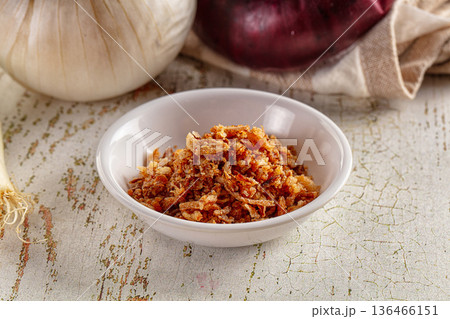 Roasted dry golden dehydrated onion 136466151