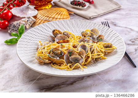 Italian pasta spaghetti with vongole 136466286