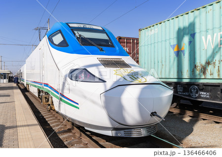 サマルカンド駅の高速列車アフラシャブ号 136466406
