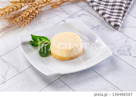 Round dessert cheesecake New York 136466587