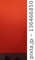 真っ赤なグラデーションの背景素材 136466850