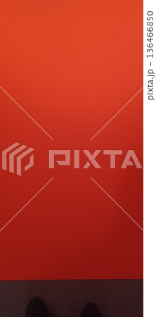 真っ赤なグラデーションの背景素材 136466850