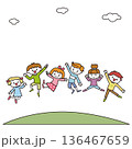青空の下の草原でジャンプする子供達 136467659