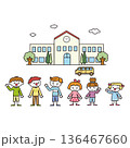 小学校の校舎の前に立って一列に並んでいる男女の子供達 136467660