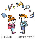 ランドセルを背負って学校で勉強する子供達 136467662