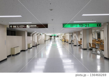 誰もいない大阪の空港ターミナル 誰もいない大阪の空港ターミナル 136468269