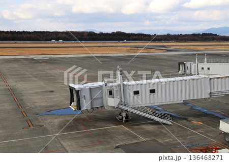 空港の搭乗橋(ボーディングブリッジ) 空港の搭乗橋(ボーディングブリッジ) 136468271