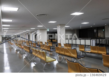 誰もいない大阪の空港のターミナル 136469429