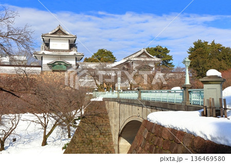 【石川県】白銀の金沢城の石川門 136469580