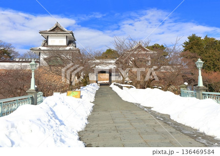 【石川県】白銀の金沢城の石川門 【石川県】白銀の金沢城の石川門 136469584