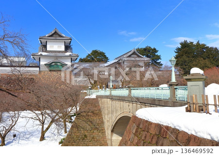 【石川県】白銀の金沢城の石川門 136469592
