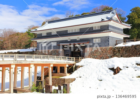 【石川県】白銀の金沢城の鼠多門と鼠多門橋 136469595