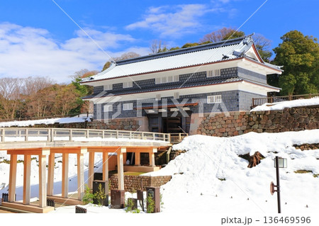 【石川県】白銀の金沢城の鼠多門と鼠多門橋 136469596
