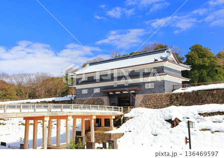 【石川県】白銀の金沢城の鼠多門と鼠多門橋 136469597