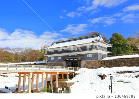 【石川県】白銀の金沢城の鼠多門と鼠多門橋 【石川県】白銀の金沢城の鼠多門と鼠多門橋 136469598