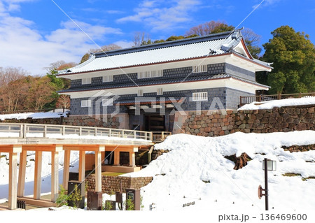 【石川県】白銀の金沢城の鼠多門と鼠多門橋 136469600